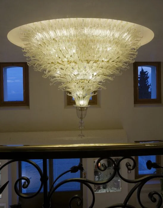 Chandeliers with Adjustable Height for Custom InstallationStylish Large Oval Centrepice Light In Murano Glass With Gold-Infused Leaves Chandeliers with Adjustable Height for Custom InstallationStylish Large Oval Centrepice Light In Murano Glass With Gold-Infused Leaves